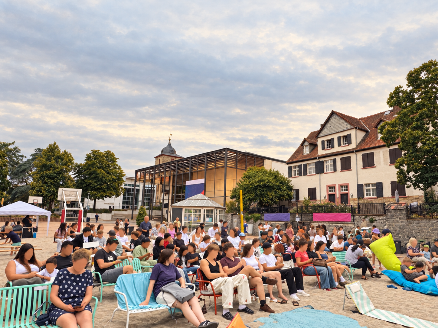 Warm bearbeitete Aufnahme vom Publikum beim Open-Air-Gottesdienst; Gesichtszüge sind unkenntlich gestaltet